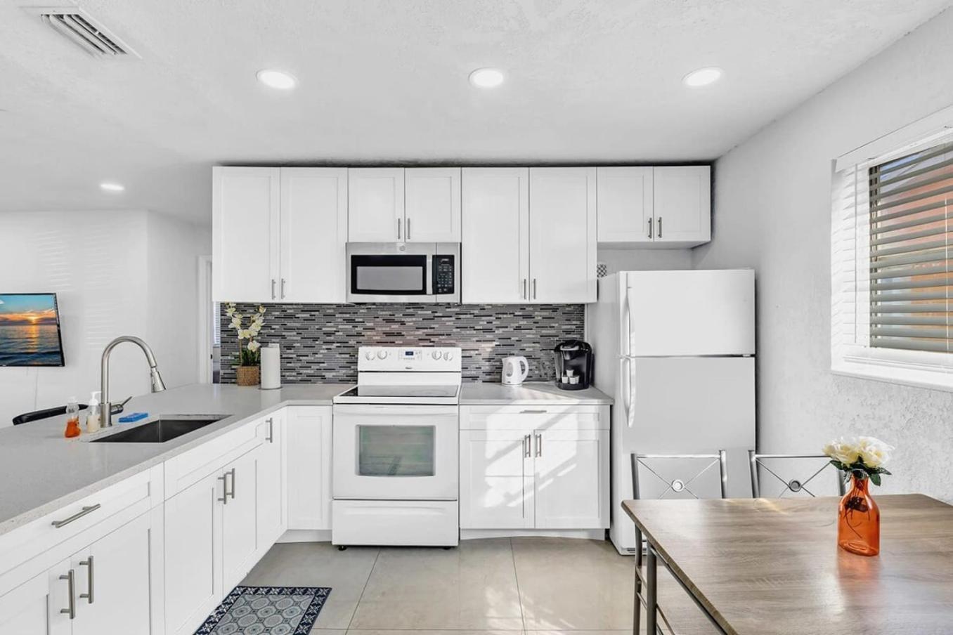 2 Bdrm Modern House Mins From Beach & Casino Hb1 Халландейл-Бич Экстерьер фото